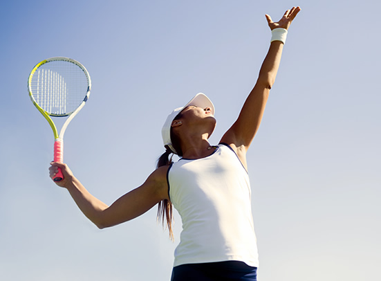 woman playing tennis